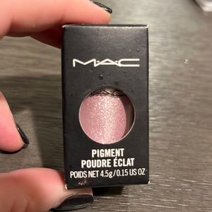 NIB MAC PIGMENT Kitschmas color powder
POUDRE ÉCLAT 4.5 g